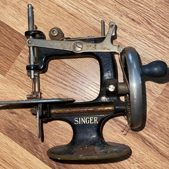 Singer Sewing Machine - Picture 5 of 5